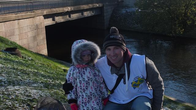 Bishop in Saint-Petersburg takes part in service project with his daughter