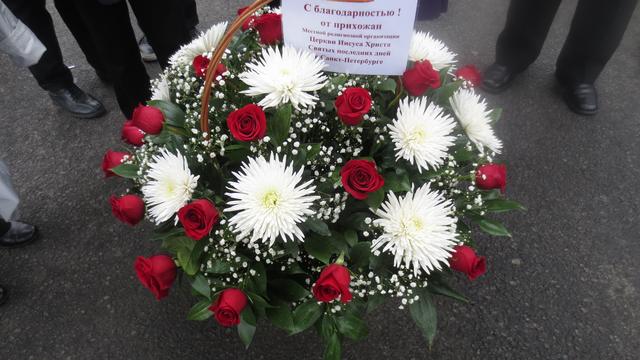 Мормоны на возложении цветов на Пискаревском кладбище (Санкт-Петербург)