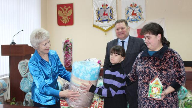 Мормоны Нижнего Новгорода в сотрудничестве с Красным Крестом дарят семьям рождественские подарки