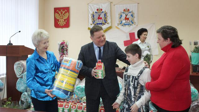 Мормоны Нижнего Новгорода в сотрудничестве с Красным Крестом дарят семьям рождественские подарки